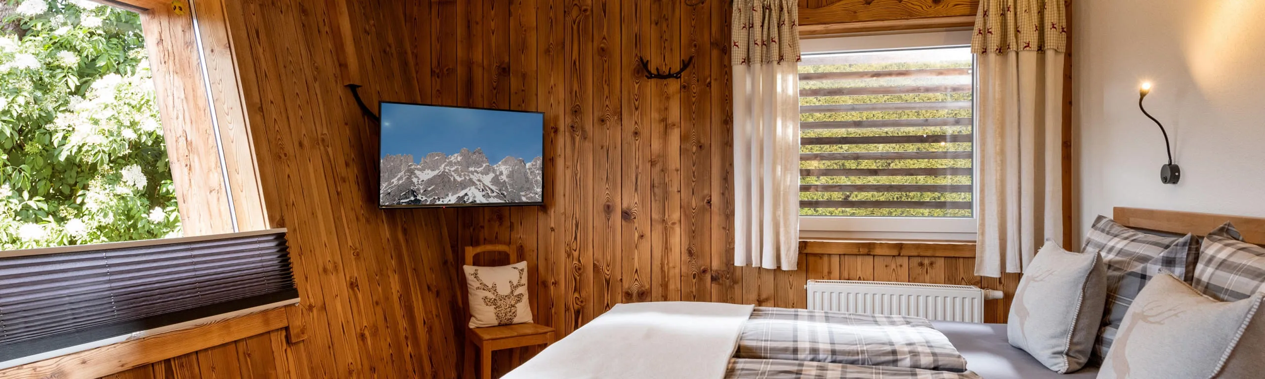 Schlafzimmer Romantik mit Boxspringbett und Badewanne