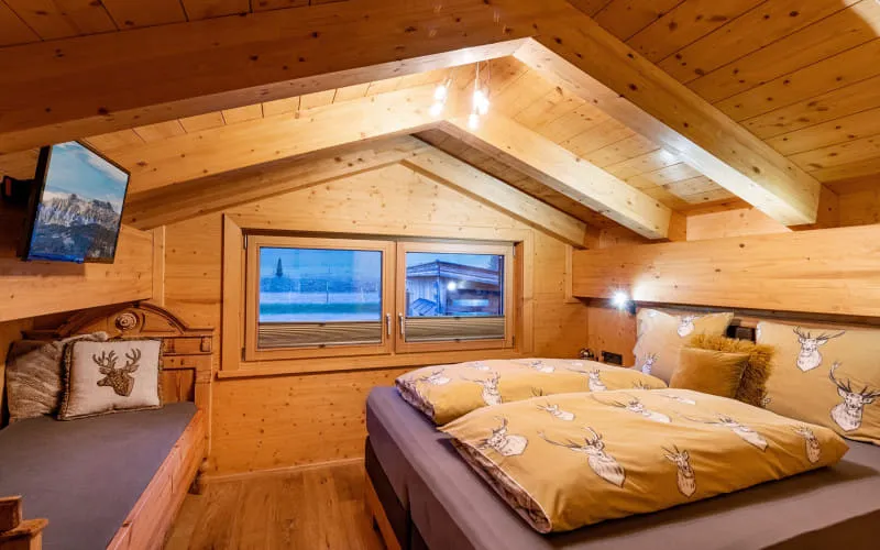 narzenhof_baernstetten_31_st_johann_12_2024_chalet_bergblick_schlafzimmer_1.jpg